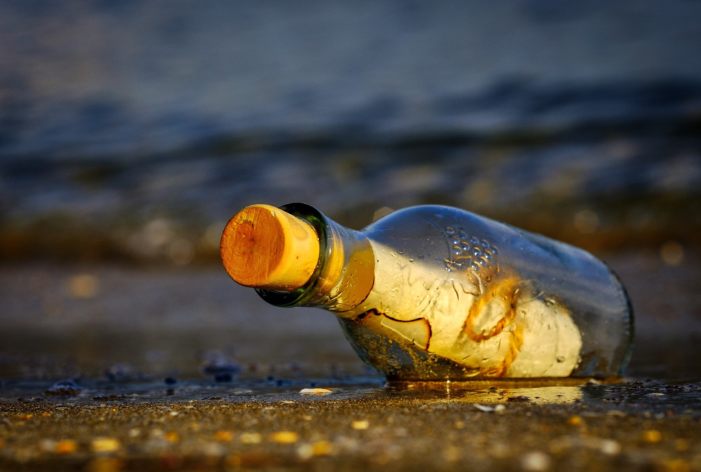 Bouteille à la mer posée sur le sable