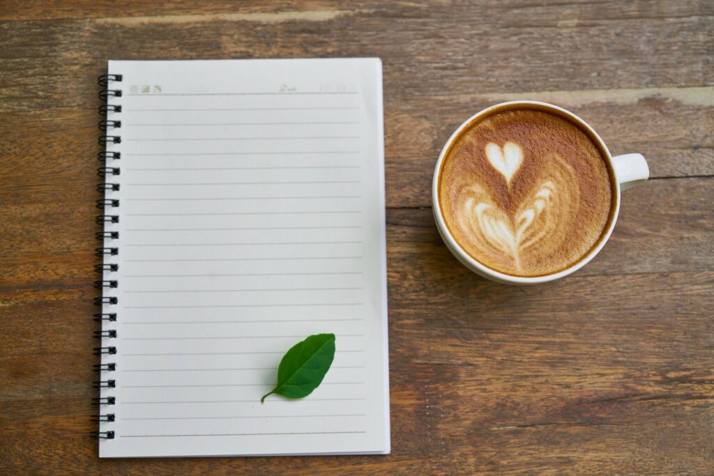 travail ; tasse de café ; assiduité ; feuille