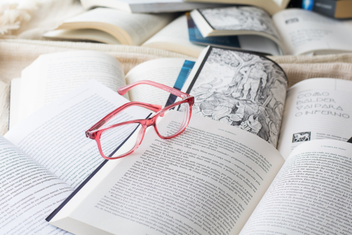 piles de livres avec lunettes roses