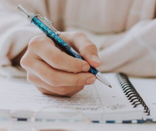 écrire-rédiger-correction-texte-stylos
