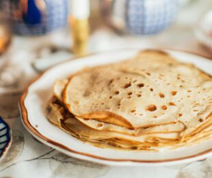 Crêpes sur assiette-table de fête-goûter