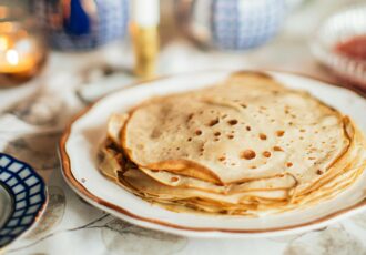 Crêpes sur assiette-table de fête-goûter