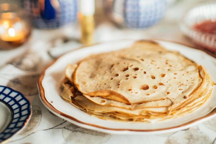 Crêpes sur assiette-table de fête-goûter