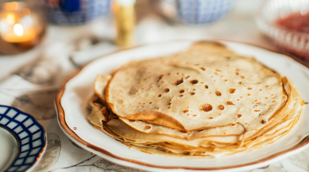 Crêpes sur assiette-table de fête-goûter