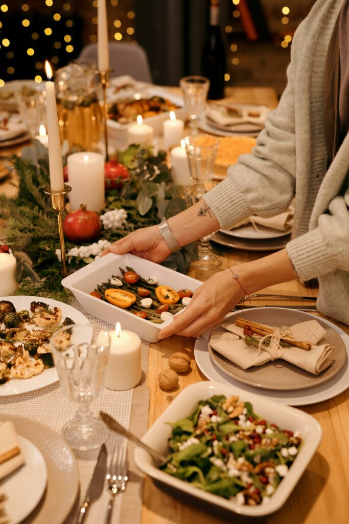 table de fête remplie de plats colorés pour le réveillon de Noël