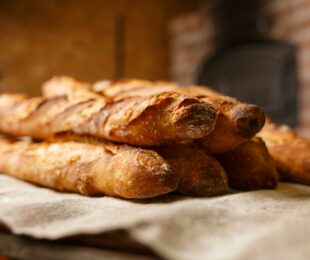 baguette ; boulangerie ; fournée ; pain frais ; tradition