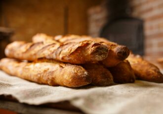 baguette ; boulangerie ; fournée ; pain frais ; tradition