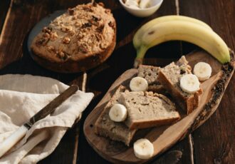 Cake à la banane et aux noix sur planche à découper avec couteau et banane