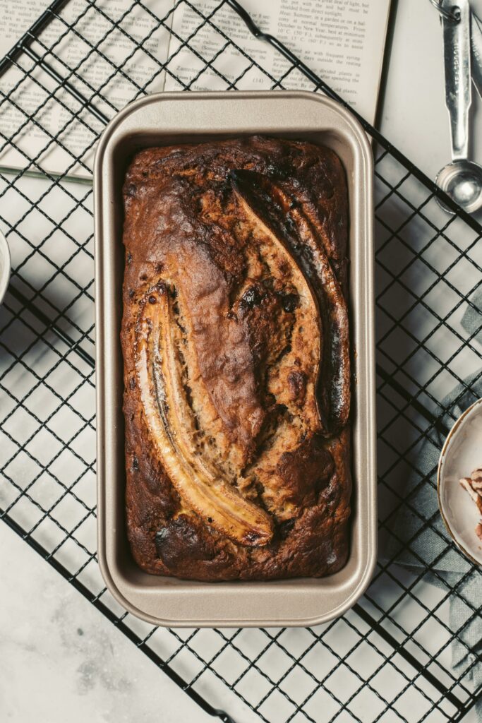 Cake à la banane dans un moule sur une grille allant au four