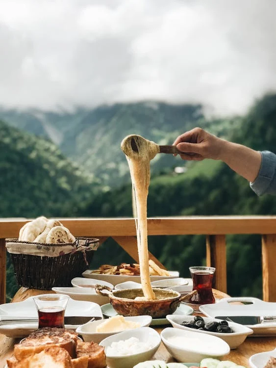 fondue-nourriture-aliments-montagnes-main